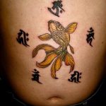 金魚と梵字の刺青