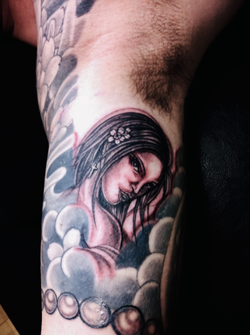 隠し彫りのラッキーガール ブラック グレイタトゥー 虹夜 刺青処